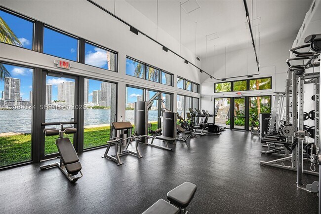 Building Photo - 801 N Venetian Dr