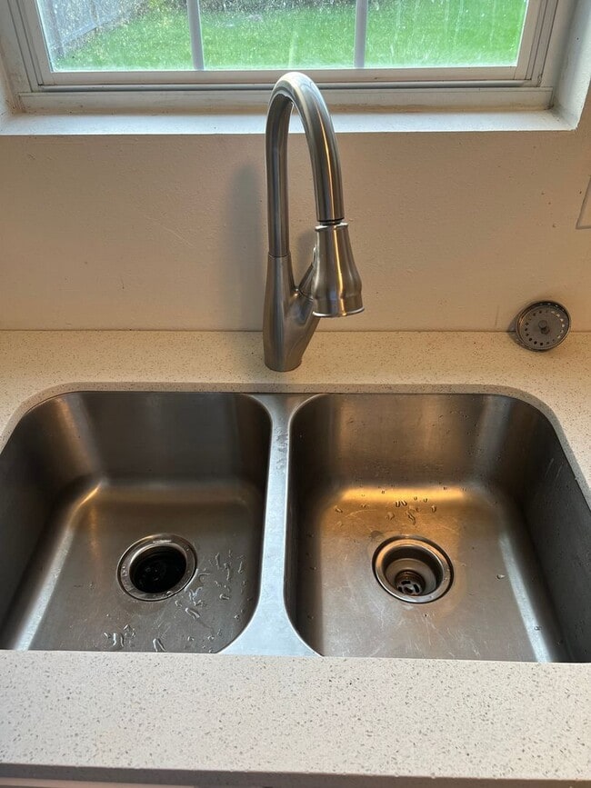 Building Photo - Charming 2BR Duplex in La Porte