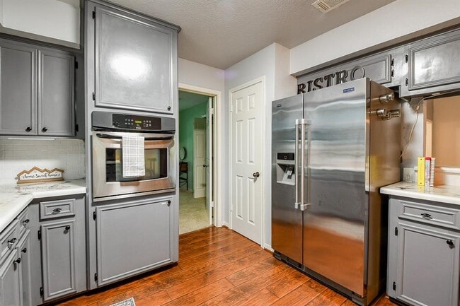 Building Photo - 115 Pine Manor Dr