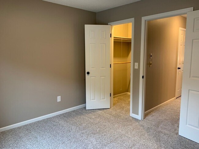 Building Photo - Large 4 Bedroom/3 Bath Home in Lee's Summit