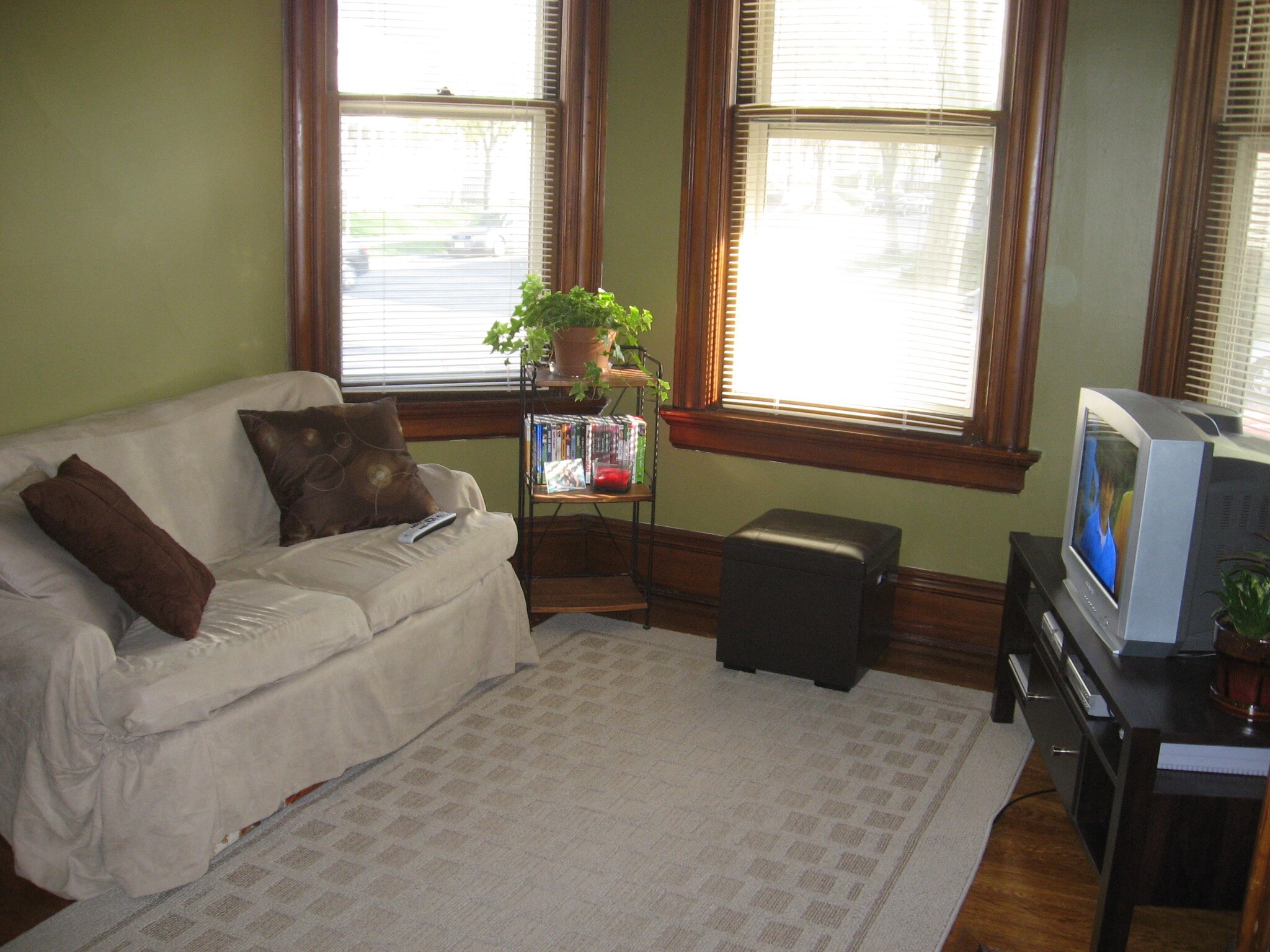 Front room/living room - 1562 E Irving Plz