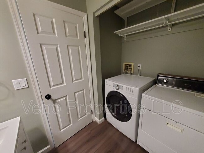 Building Photo - 66 Plaza Ave