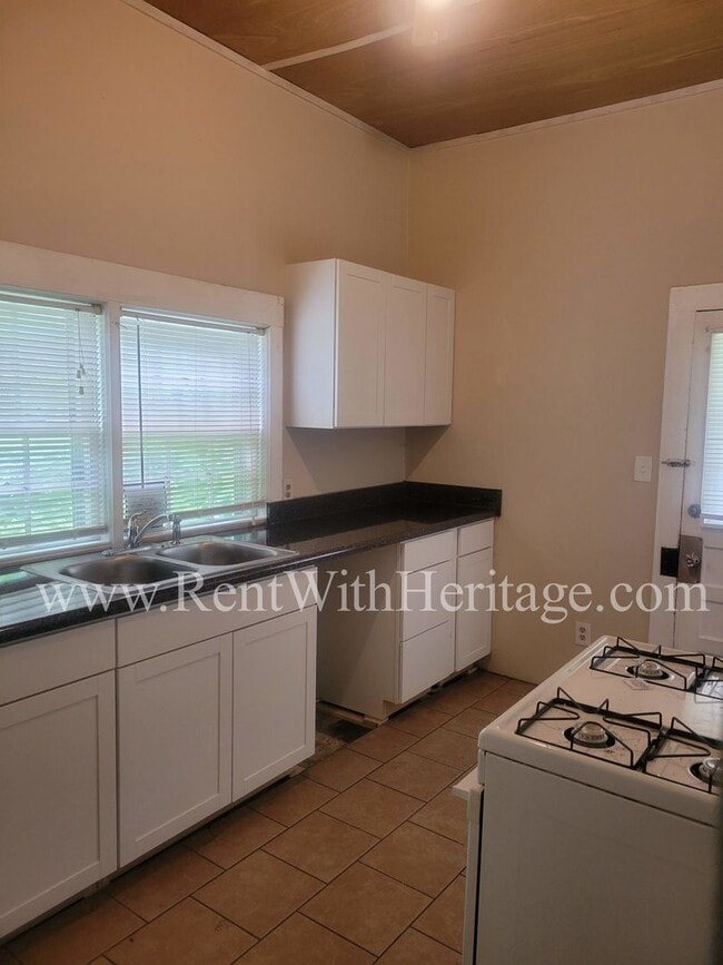 Building Photo - ENJOY THE PRESTIGE OF THIS CHARMING HOME I...