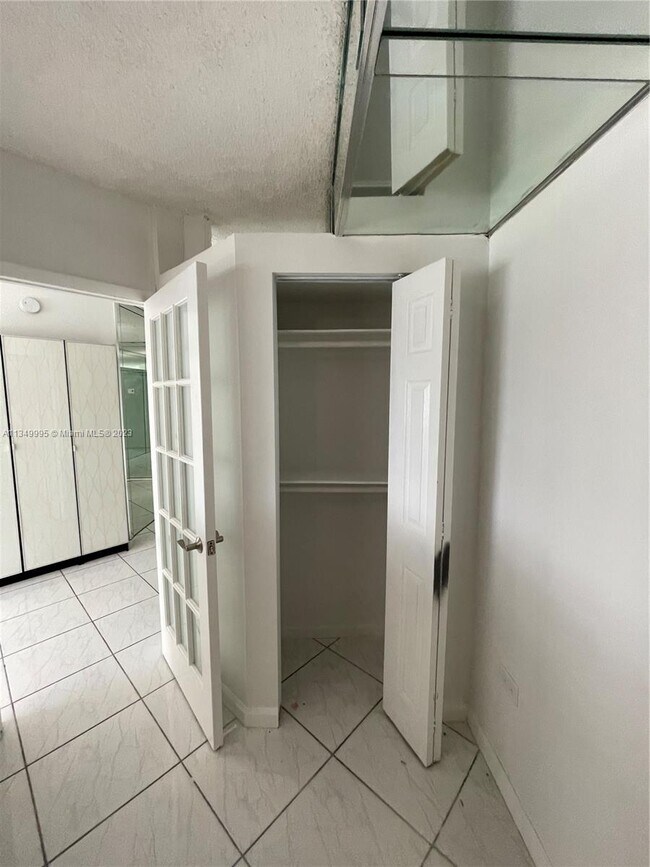 Building Photo - 825 Brickell Bay Dr