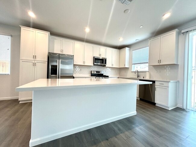 Building Photo - Beautiful Newer 4 Bedroom 3 Bathroom with ...