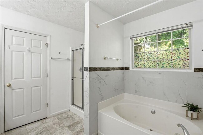 Building Photo - 575 Chandon Way