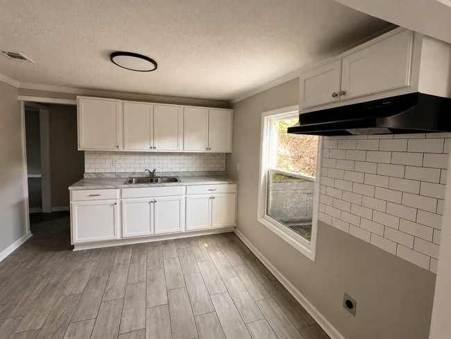 Building Photo - 1307 Sample St