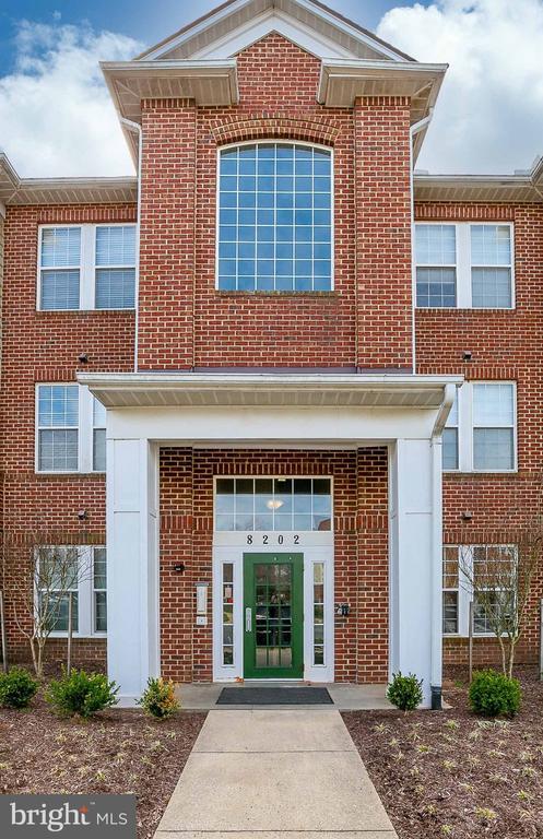 Building Photo - 8202 Blue Heron Dr