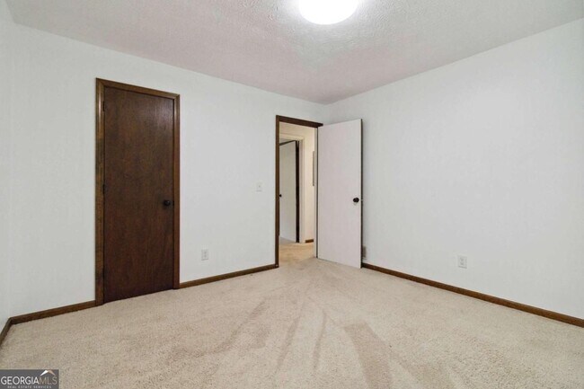 Building Photo - 3040 Land Rd