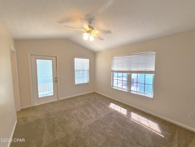 Building Photo - 4008 Crescent Dr