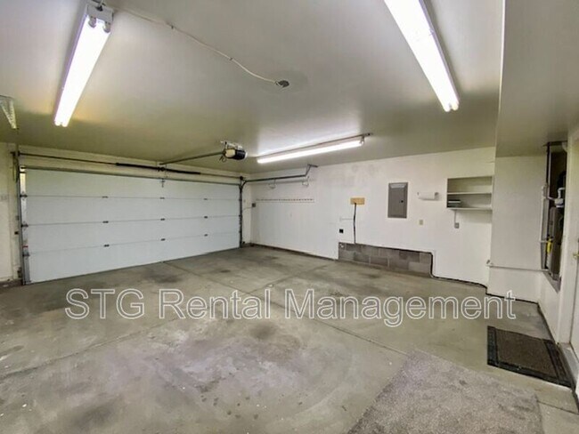 Building Photo - 2215 Chandler Dr