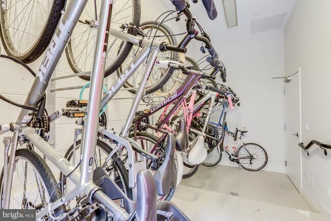 Building Photo - 989 S Buchanan St