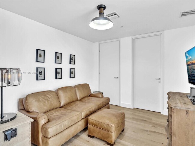 Building Photo - 1300 Brickell Bay Dr