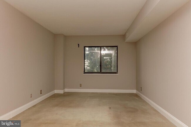 Building Photo - 1600 N Oak St