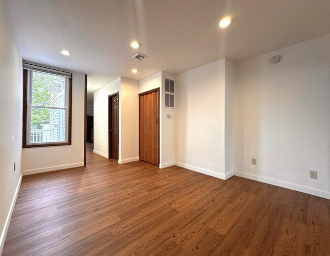 Building Photo - 125 Zabriskie St