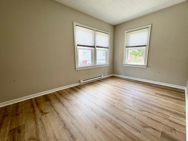Building Photo - 3 Bedroom 1 Bathroom in York with Sunroom,...