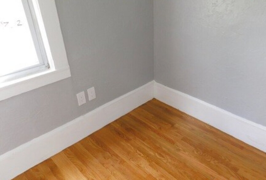 Building Photo - 168 River St