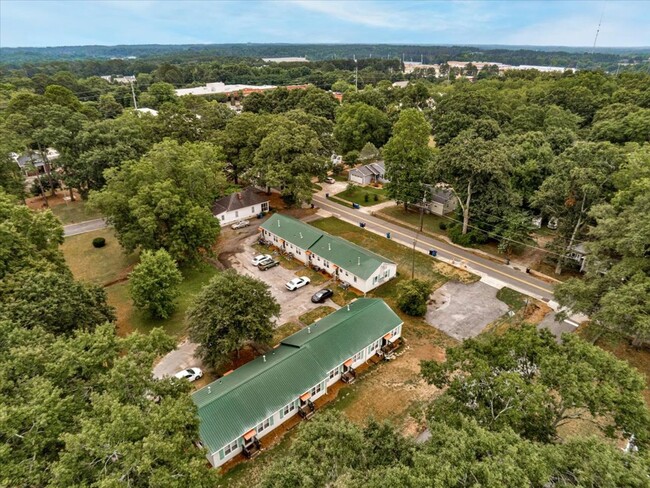 Building Photo - Welcome to this beautifully renovated condo located in the heart of McDonough, GA.