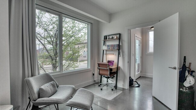 Building Photo - 3 Bedroom Townhome in 5 Points with Private Garage and Rooftop Deck