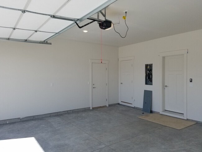 Building Photo - 3 Bed 2.5 Bath in Belgrade with attached d...