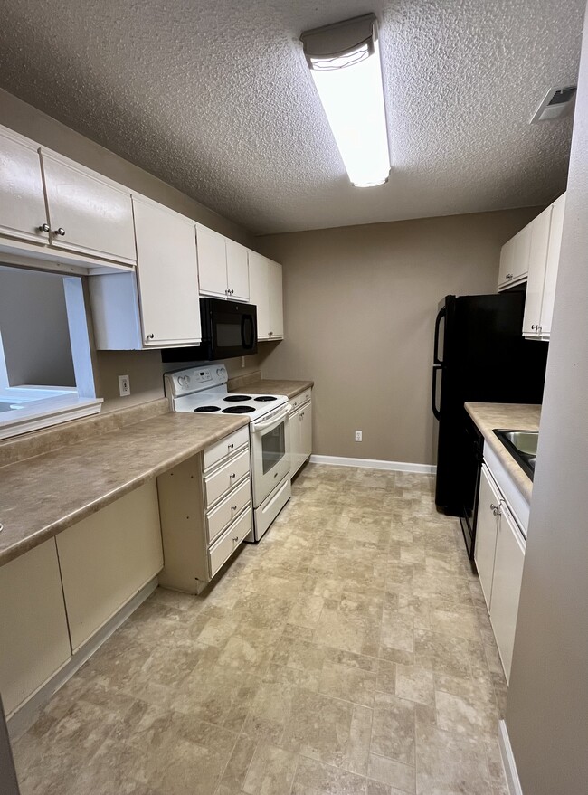 Kitchen with pass through to dining area - 1458 High School Dr