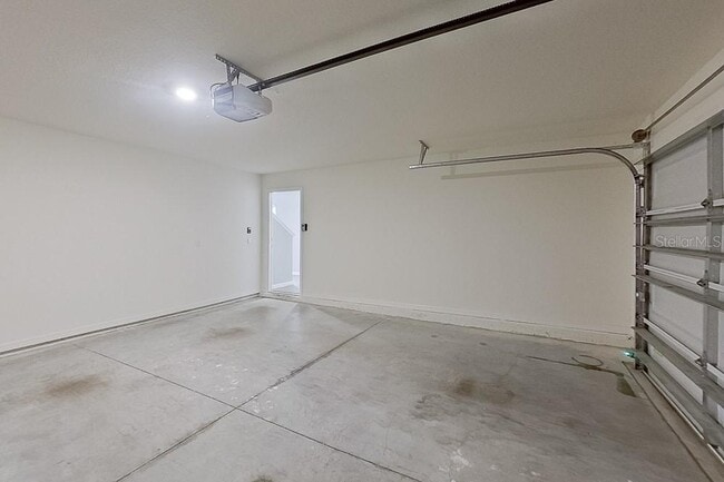 Building Photo - 8716 SW 44th Ct