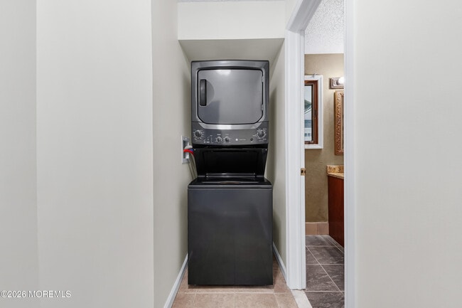 Building Photo - 2230 Bridge Ave