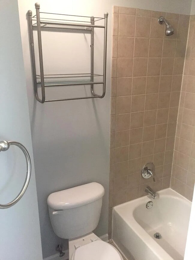 Building Photo - 28 Villa Ct SE