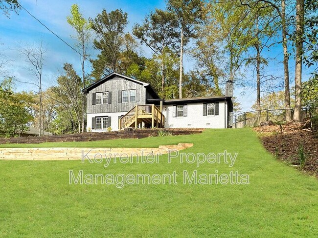 Building Photo - 651 Inglis Dr S E