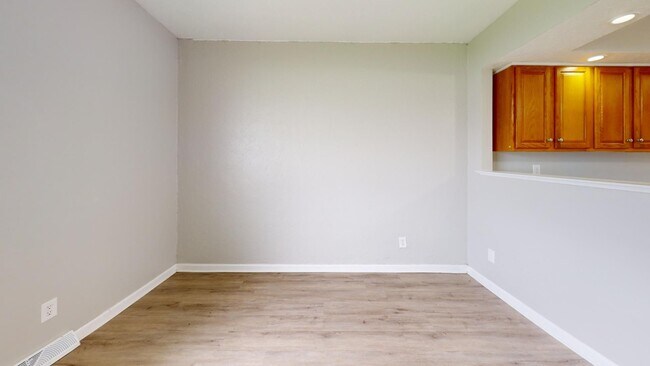 Building Photo - 3 Bedroom/1 bathroom renovated townhouse.