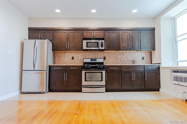 Building Photo - 25 W Broadway