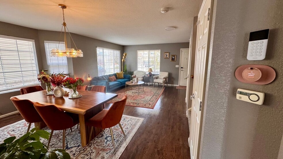 Building Photo - 2208 Buttercup St