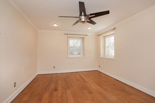 Building Photo - 722 Crossroads Dr