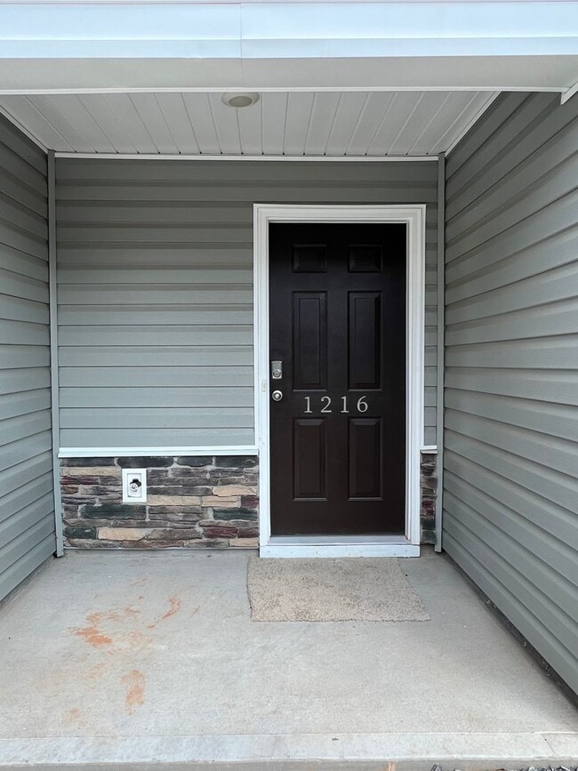 Building Photo - 4 Bed 2.5 Bath