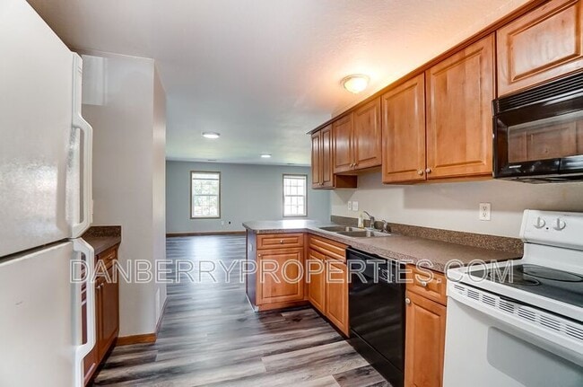 Building Photo - 1113 N Byrne Rd