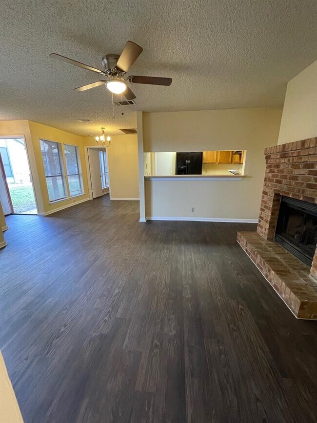 Building Photo - 316 W William Cannon Dr