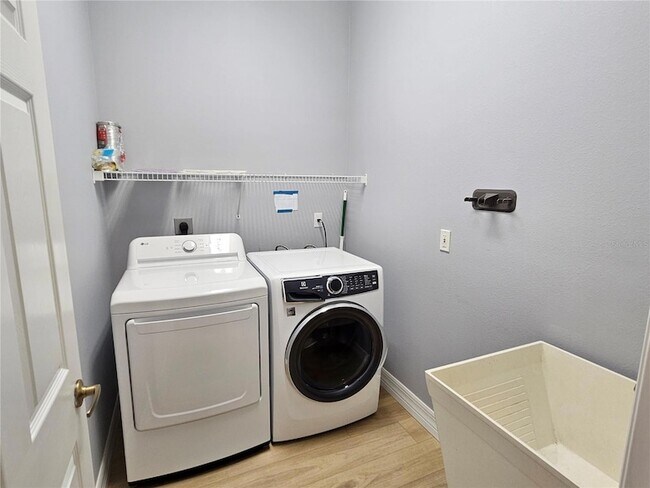 Building Photo - 330 Rio Terra