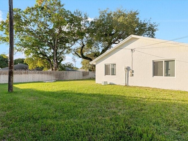 Building Photo - 6510 SW 59th Pl