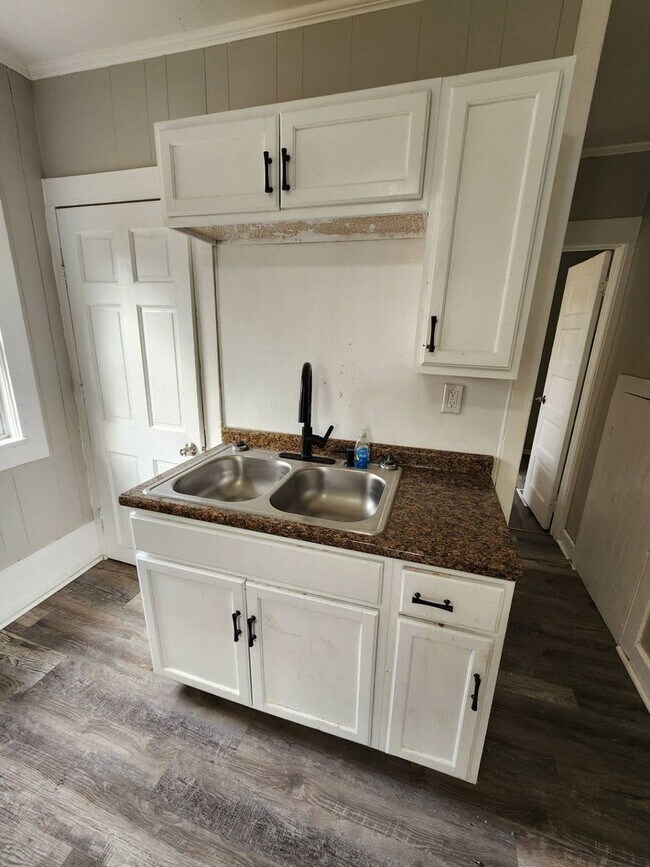 Building Photo - Charming 4-Bedroom Property in Prime Location (SECTION 8 VOUCHERS ACCEPTED)