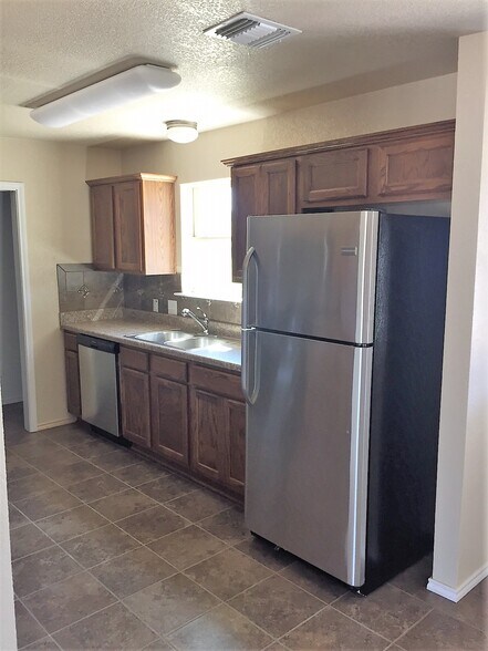 Building Photo - 941 Brookview Dr