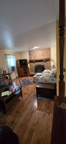 Building Photo - 138 Willow Pl S