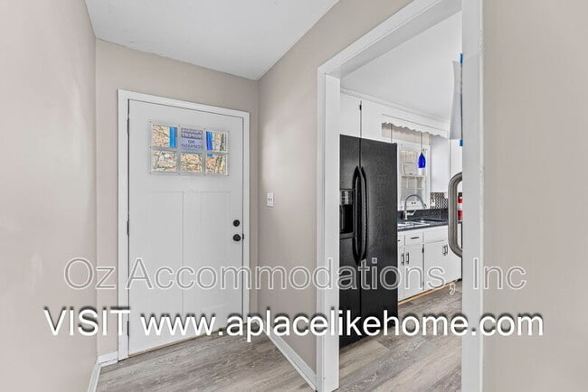 Building Photo - 515 E Sheridan St