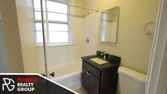 Building Photo - Renovated studio, pet friendly