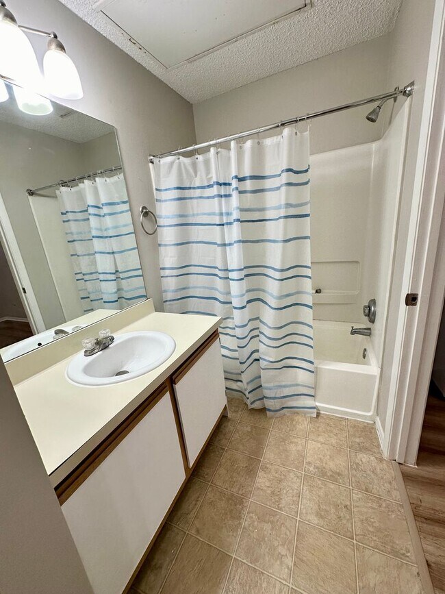 Building Photo - Gated 1 bedroom condo with washer and dryer