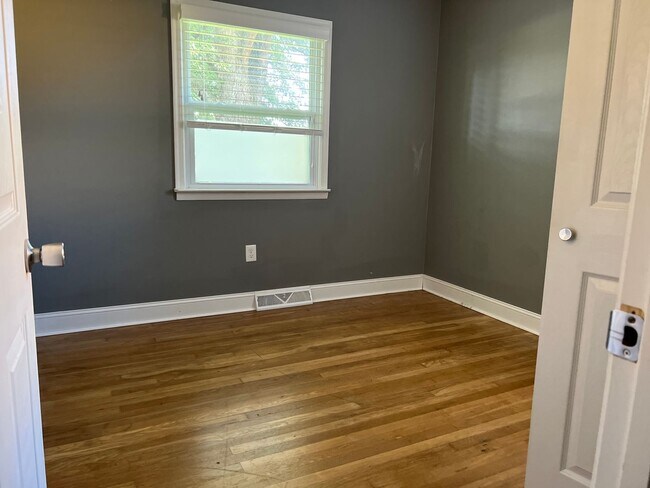 Building Photo - 3 bedroom 1 bath house & 1 car Garage