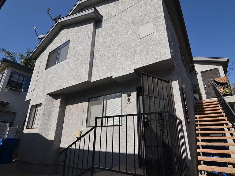 Building Photo - 668 W 15th St