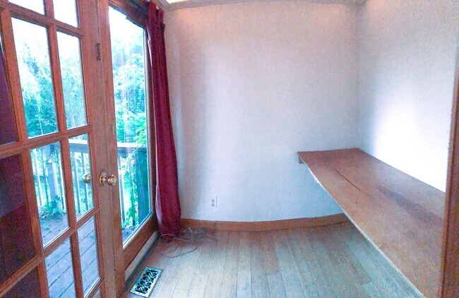 Building Photo - Adorable Private Lakefront 1 bed, 1 bath C...