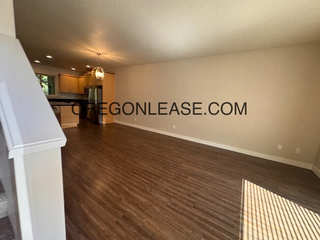 Building Photo - 2 bedroom 2.5 bath townhouse in Cal Young Area