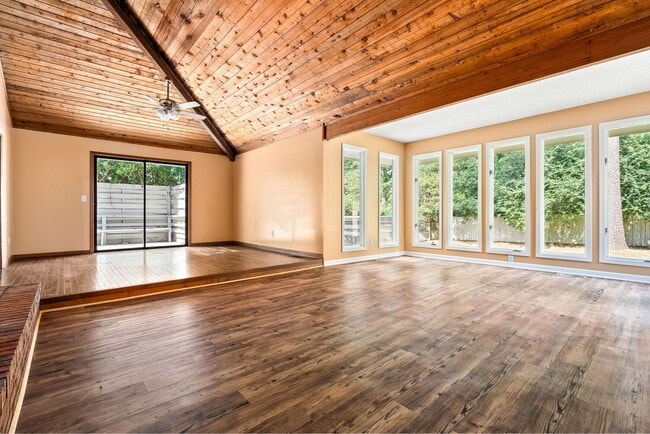 Building Photo - 4Bed/2Bath Available!