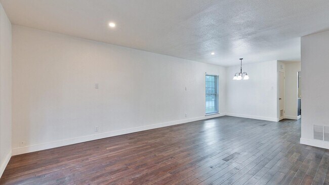 Building Photo - Stylish First-Floor Living in the Heart of San Antonio